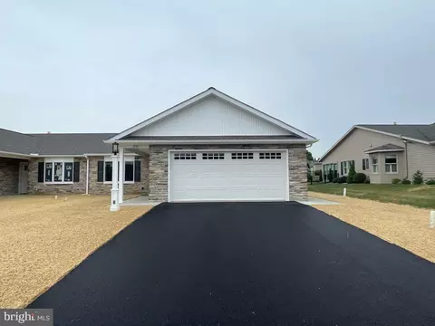 221 Matthew Dr, Chambersburg, PA 17201
