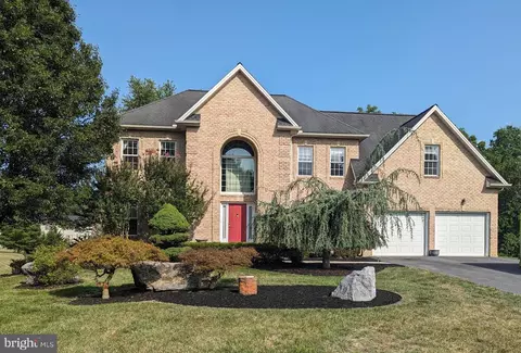 2447 Castlegreen Dr, Greencastle, PA 17225