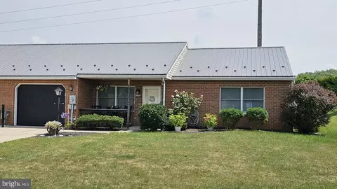 570 Greenfield Dr, Chambersburg, PA 17201