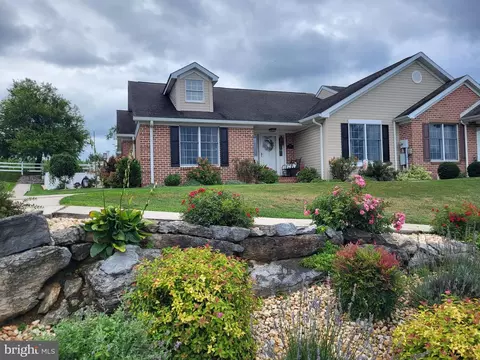 1516 Spring Side Dr E, Chambersburg, PA 17202