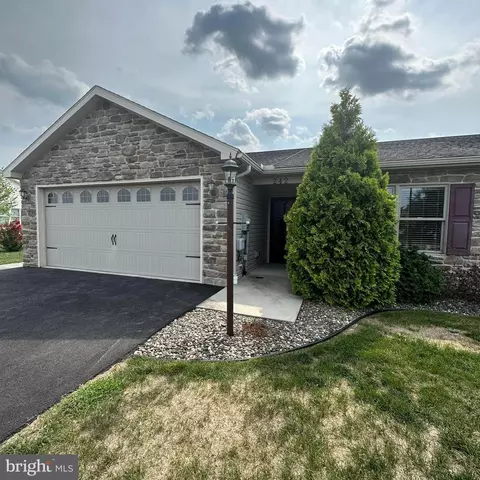 242 Matthew Dr, Chambersburg, PA 17201