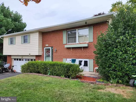 7 Buckingham Dr, Chambersburg, PA 17201
