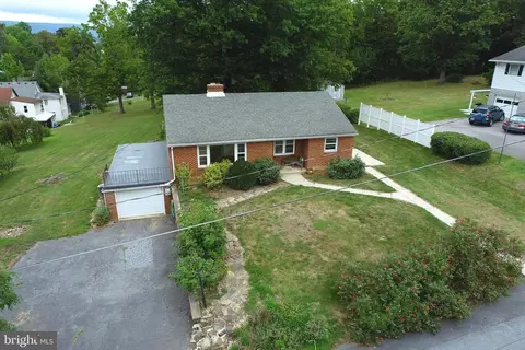 7 E Fairview Ave, Mercersburg, PA 17236