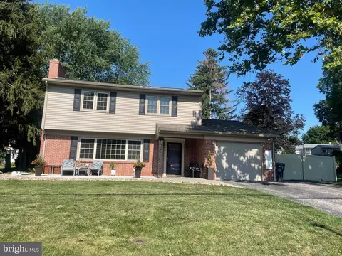 425 Briar Ln, Chambersburg, PA 17202