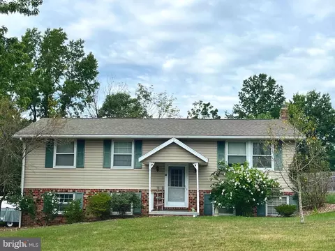 99 Jameslee Dr, Chambersburg, PA 17201