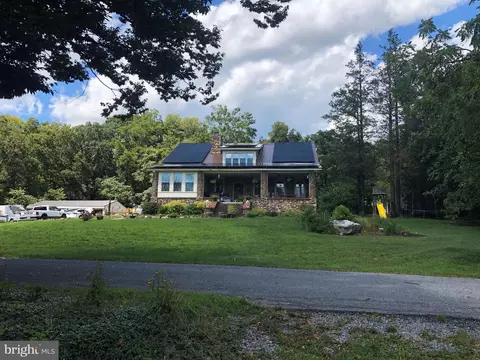 210 Skyhigh St, Saint Thomas, PA 17252