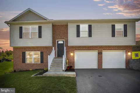 753 Golden Spring Dr, Waynesboro, PA 17268