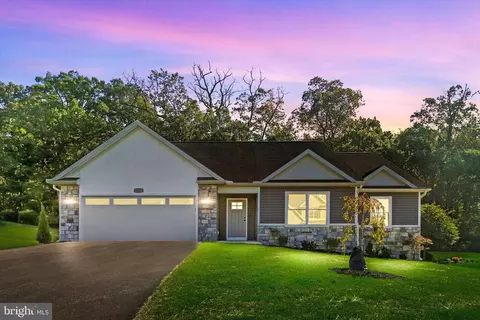 6935 St Annes Dr, Fayetteville, PA 17222