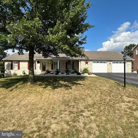621 Kittatinny Dr, Chambersburg, PA 17202