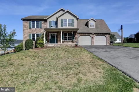 215 Cresthaven Dr, Fayetteville, PA 17222
