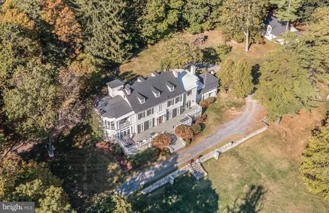 14893 Charmian Rd, Blue Ridge Summit, PA 17214