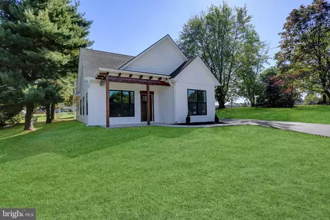 1311 Marvic Dr, Chambersburg, PA 17202