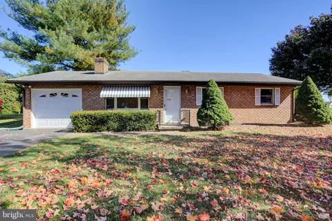 1235 Fox Den Dr N, Chambersburg, PA 17202