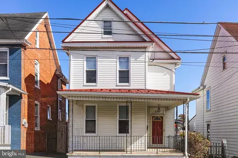 255 Park St, Waynesboro, PA 17268