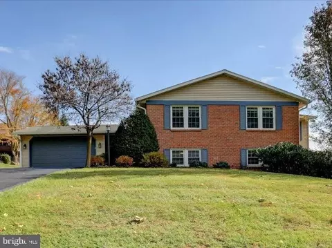 516 Briar Ln E, Chambersburg, PA 17202