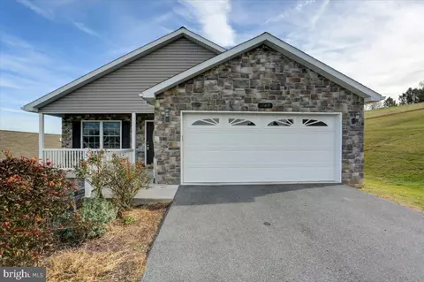 749 Golden Spring Dr, Waynesboro, PA 17268
