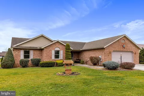 56 Parkwood Dr, Greencastle, PA 17225