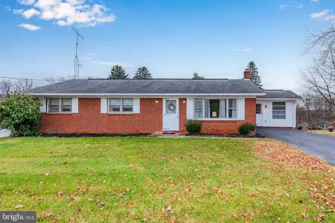 1003 Marvern Dr E, Chambersburg, PA 17202