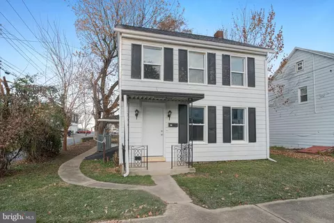 27 N Broad St, Waynesboro, PA 17268