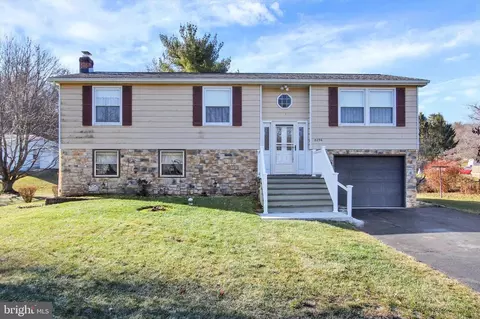 8296 Sheffield Manor Blvd, Waynesboro, PA 17268