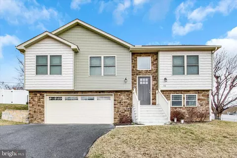 52 St Andrews Dr, Waynesboro, PA 17268