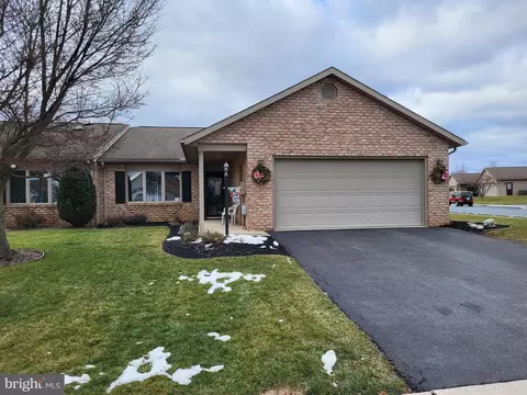 178 Parkwood Dr, Chambersburg, PA 17201