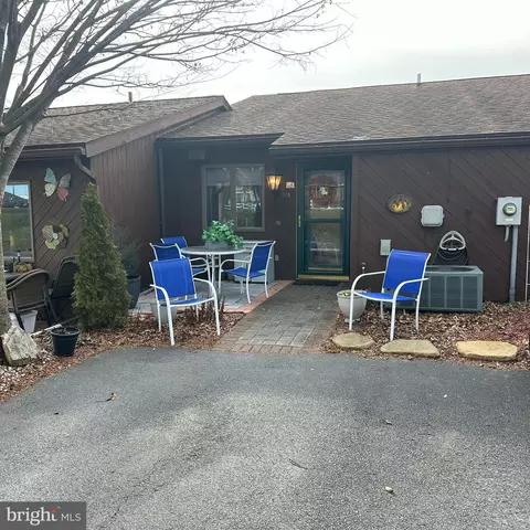 328 Stonegate Cir N, Chambersburg, PA 17201