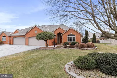 3190 St Andrews Dr, Chambersburg, PA 17202