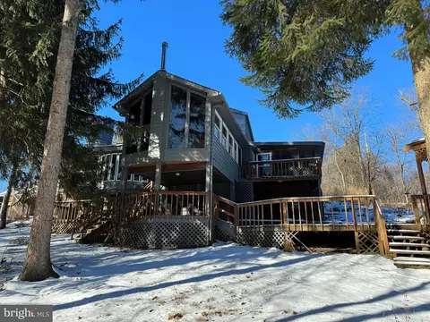 221 Skyhigh St, Saint Thomas, PA 17252
