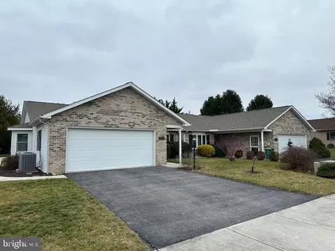 305 Woodvale Dr, Chambersburg, PA 17201