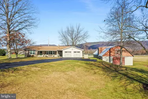 740 New Ln W, Chambersburg, PA 17202