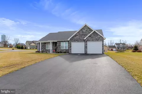 890 Dickeys Dr, Chambersburg, PA 17202