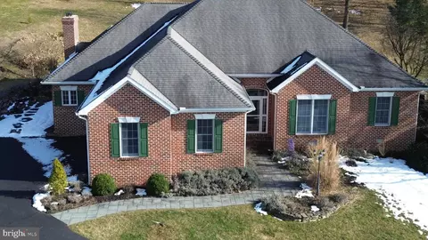 11253 Weatherstone Dr, Waynesboro, PA 17268