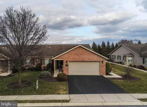 209 Sunbrook Dr, Chambersburg, PA 17201