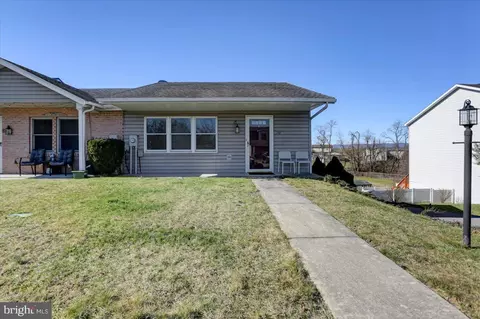 90 Nottingham Dr, Chambersburg, PA 17201