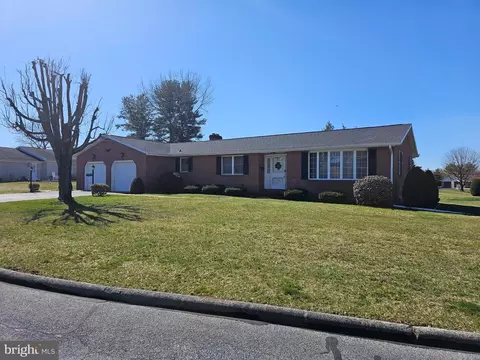 585 Meadowview Cir, Greencastle, PA 17225