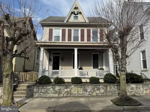 27 E North St, Waynesboro, PA 17268