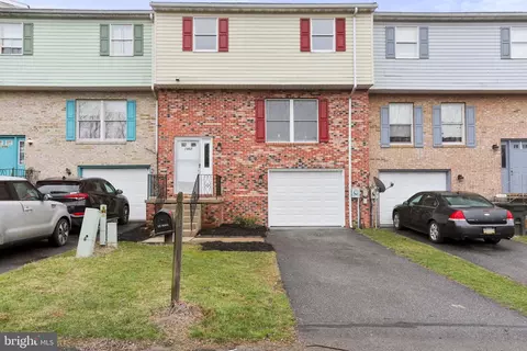 1452 Hollywell Ave, Chambersburg, PA 17201