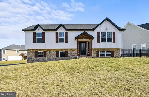 824 Dickeys Dr, Chambersburg, PA 17202