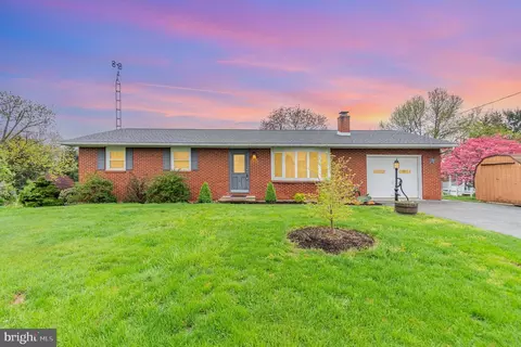 1489 Hillcrest Dr, Chambersburg, PA 17202