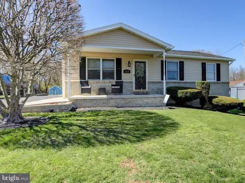 823 Stamford Dr, Chambersburg, PA 17202
