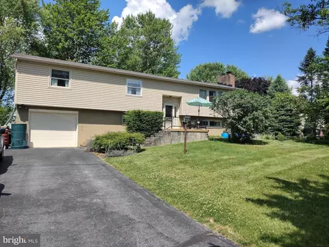 8379 Oxford Cir, Waynesboro, PA 17268