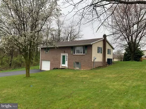 2443 Rogers Dr, Greencastle, PA 17225