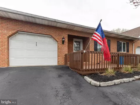 323 Stonegate Ct, Chambersburg, PA 17201