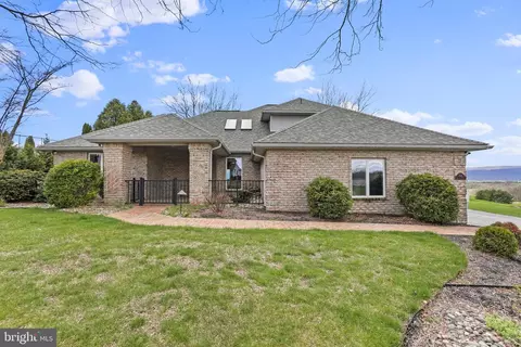 1591 Majestic Dr, Chambersburg, PA 17202