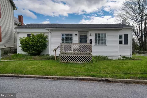 58 W W Dahlgren St N, Greencastle, PA 17225