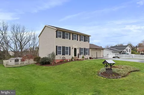 1283 Mallard Dr W, Chambersburg, PA 17202