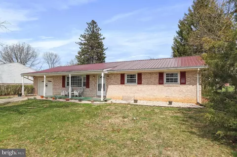 825 Crescent Dr, Shippensburg, PA 17257
