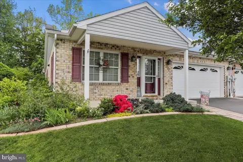 735 Golden Spring Dr N, Waynesboro, PA 17268