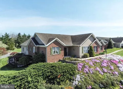 1576 Spring Side Dr E, Chambersburg, PA 17202